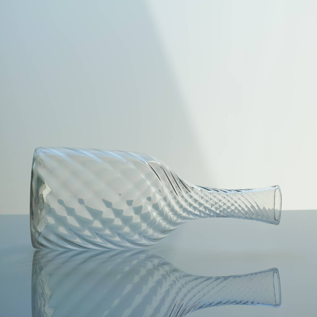 18-19世紀 スウェーデン 古い型吹きガラス ツイストボトル アンティーク 北欧 硝子 ウォーター デキャンタ カラフェ 水差し ワイン 花器 