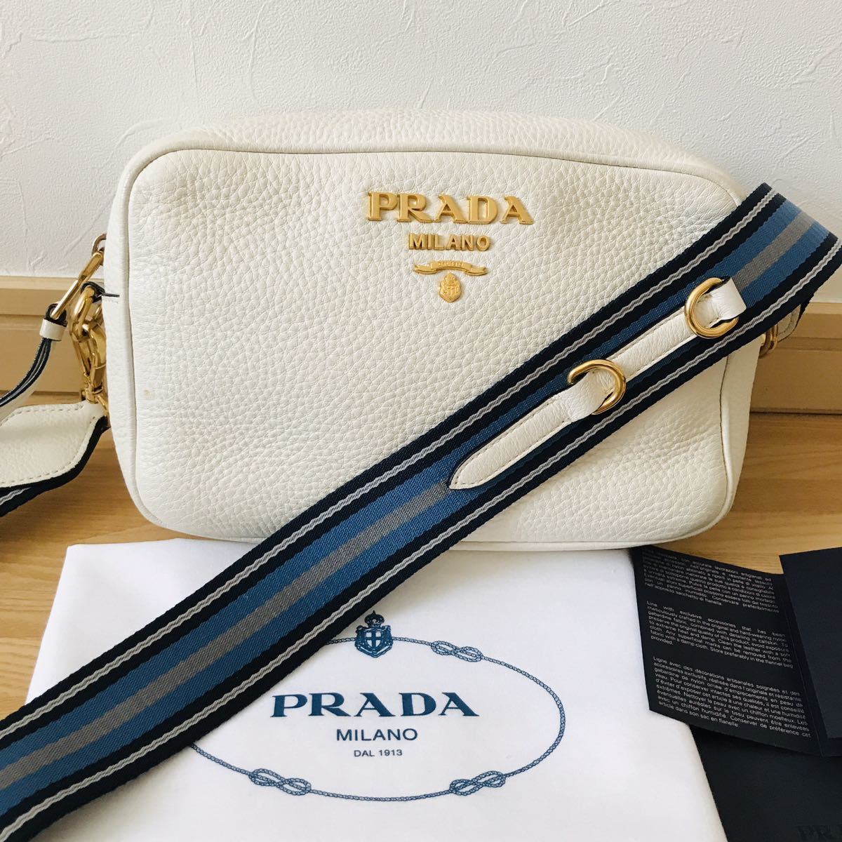 新型 美品 PRADA プラダ ショルダーバッグ カメラバッグ ホワイト