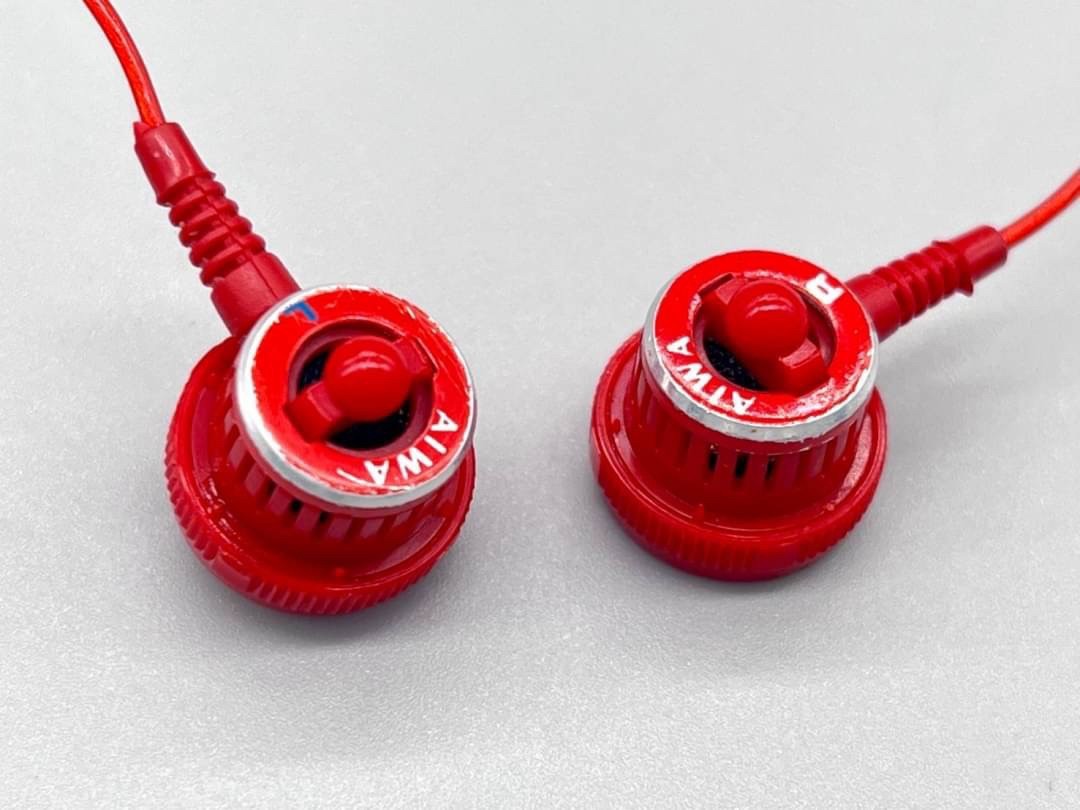 ☆ AIWA HP-V7 RED STEREO IN-EAR HEADPHONES ☆ 高音質 ☆ AIWA HP-V7 RED STEREO IN-EAR HEADPHONES ☆ 高音質