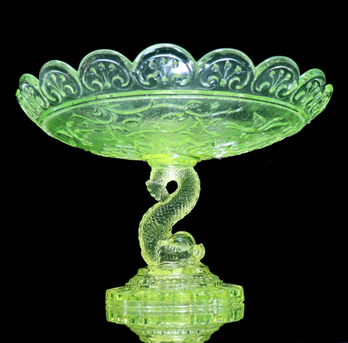 オールド・バカラ(BACCARAT) 1880年 ウランガラス 大型コンポート アンティーク 白鳥 唐草 ルネサンス ルネッサンス 春海商店 ジャポニスム_画像4