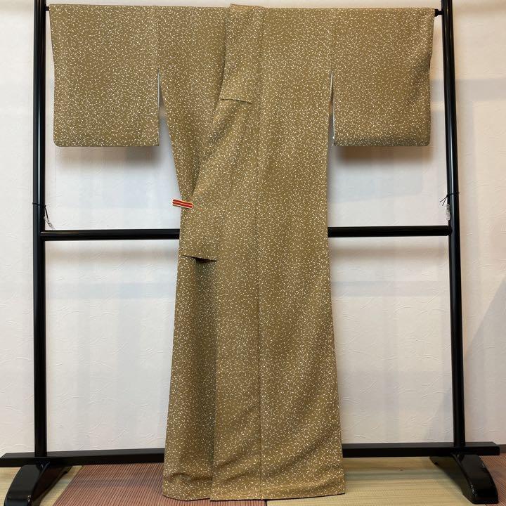 795 着物 小紋 辛子色 縮緬 新品 粋 黄色 正絹 花 可愛い お洒落