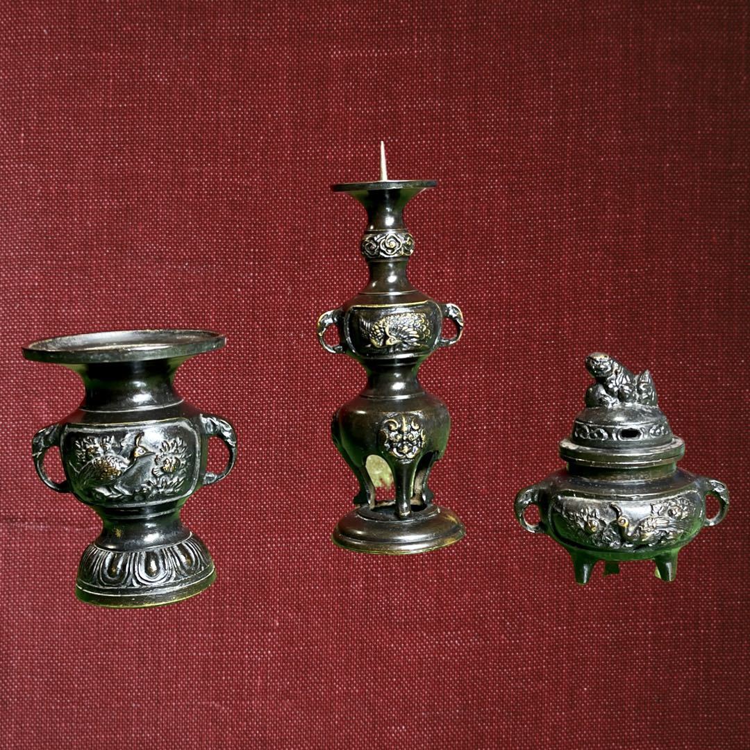 （中古品）仏壇用仏具セット　3具足　灯立　花立　香炉　真鍮製　仏具　仏壇。