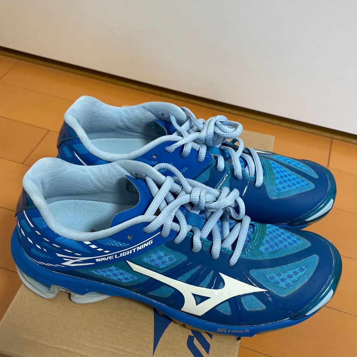 Mizuno バレーボールシューズ 青 美品 美品 ミズノ バレーボールシューズ ウエーブライトニングZ