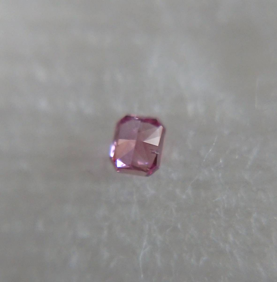 fancy vivid purplish pink 0.030ct SI1 赤のボーダーラインにいるピンクです。_画像5