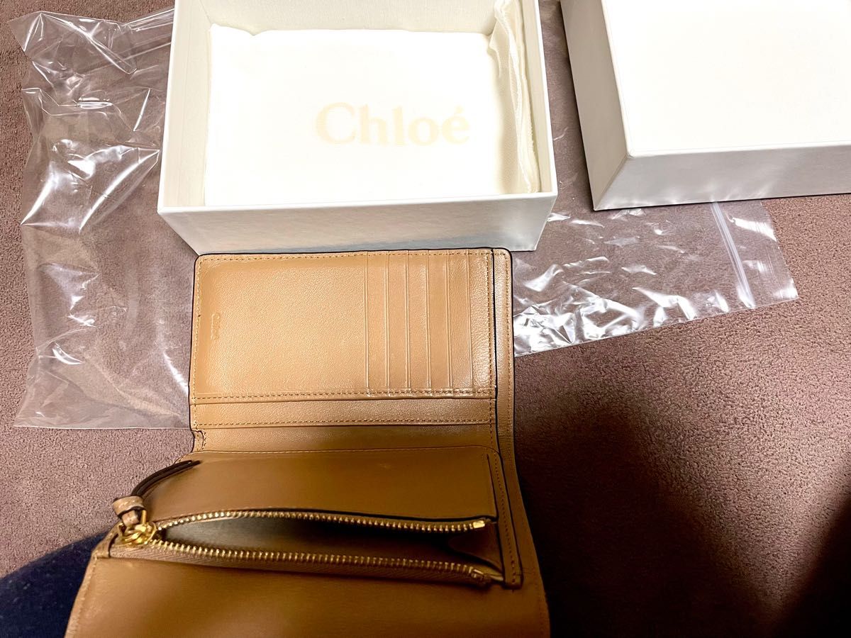 ☆Chloe クロエ アルファベット 三つ折り財布 ベージュ系　箱　販売店証明書付き