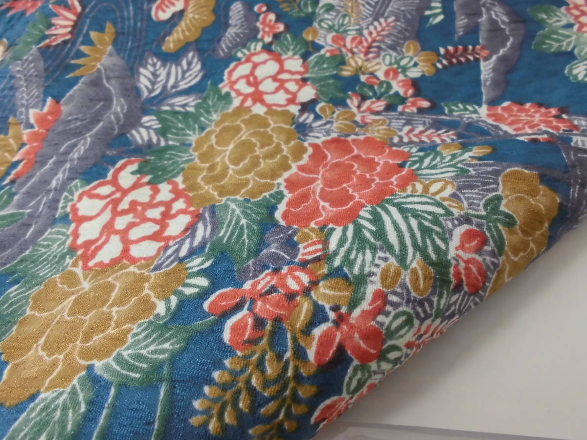 ブルー地に季節の花柄の友禅染の反物/千地泰弘/クィーンサイズ/未