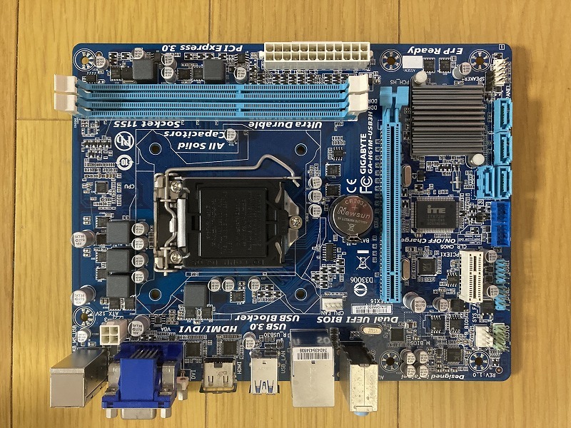 中古ジャンク部品取り　マザーボード GIGABYTE GA-H61-M-USB3H マニュアル・ドライバディスク付、動作確認してません。_画像1