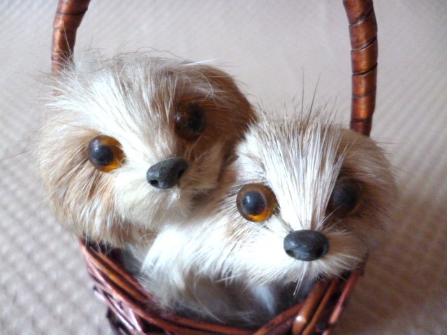 昭和レトロ 当時物 籠に入った可愛いワンちゃん 犬 2匹 かご マグネット付き 飾り物_画像4
