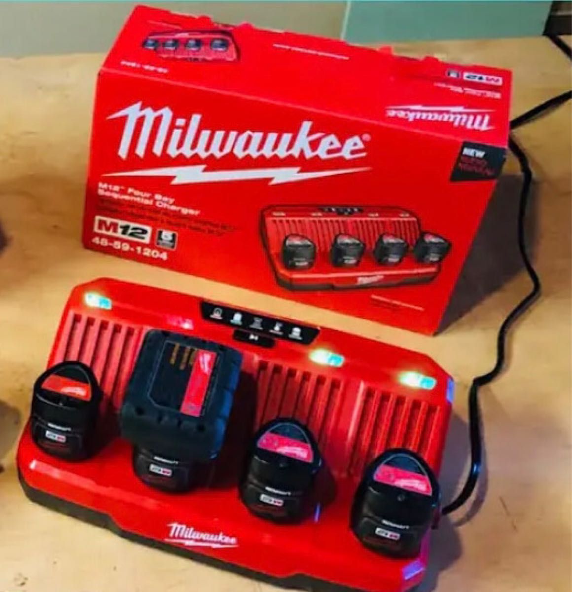 ミルウォーキー M12】 4ポート充電器 新品未使用品 人気の為 ミルウォーキー M12】 4ポート充電器 新品未使用品 人気の為