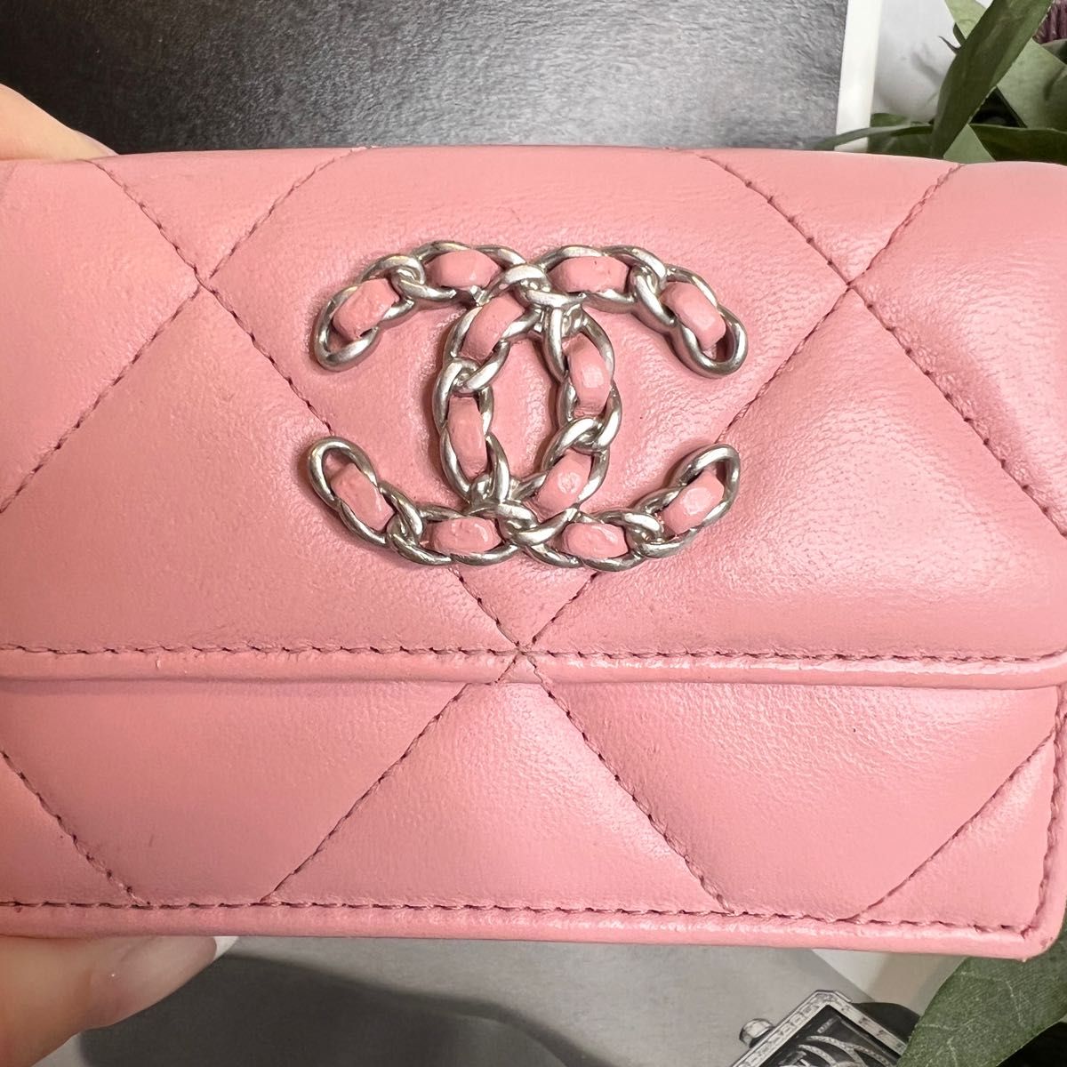 CHANEL シャネル 美品【最新モデル】19 三つ折り コンパクト 財布