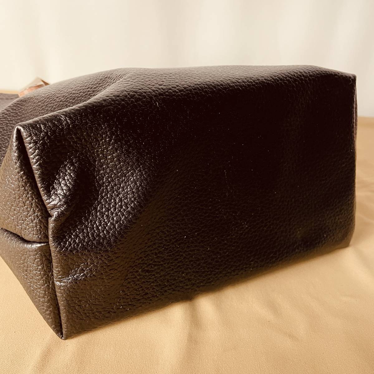 レザーミニトートバッグ ＸＳサイズ 高級感のある上質なシボ本革 ブラック 自立 極厚姫路 持ち手 ヌメ革 ハンドメイド B4280の画像6