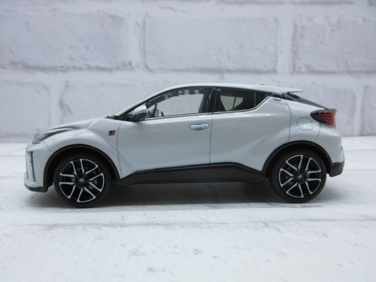 ミニカー 1/30 トヨタ C-HR GRスポーツ CHR ホワイトパールクリスタルシャイン ディーラー展示用 カラーサンプル モデルカー_画像1