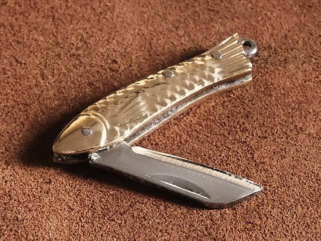 超ミニサイズ 真鍮ポケットナイフ（フィッシュ）魚 キーホルダー 二重リング ミリタリービンテージ アウトドア ペーパーナイフ 小さい 小型_画像3