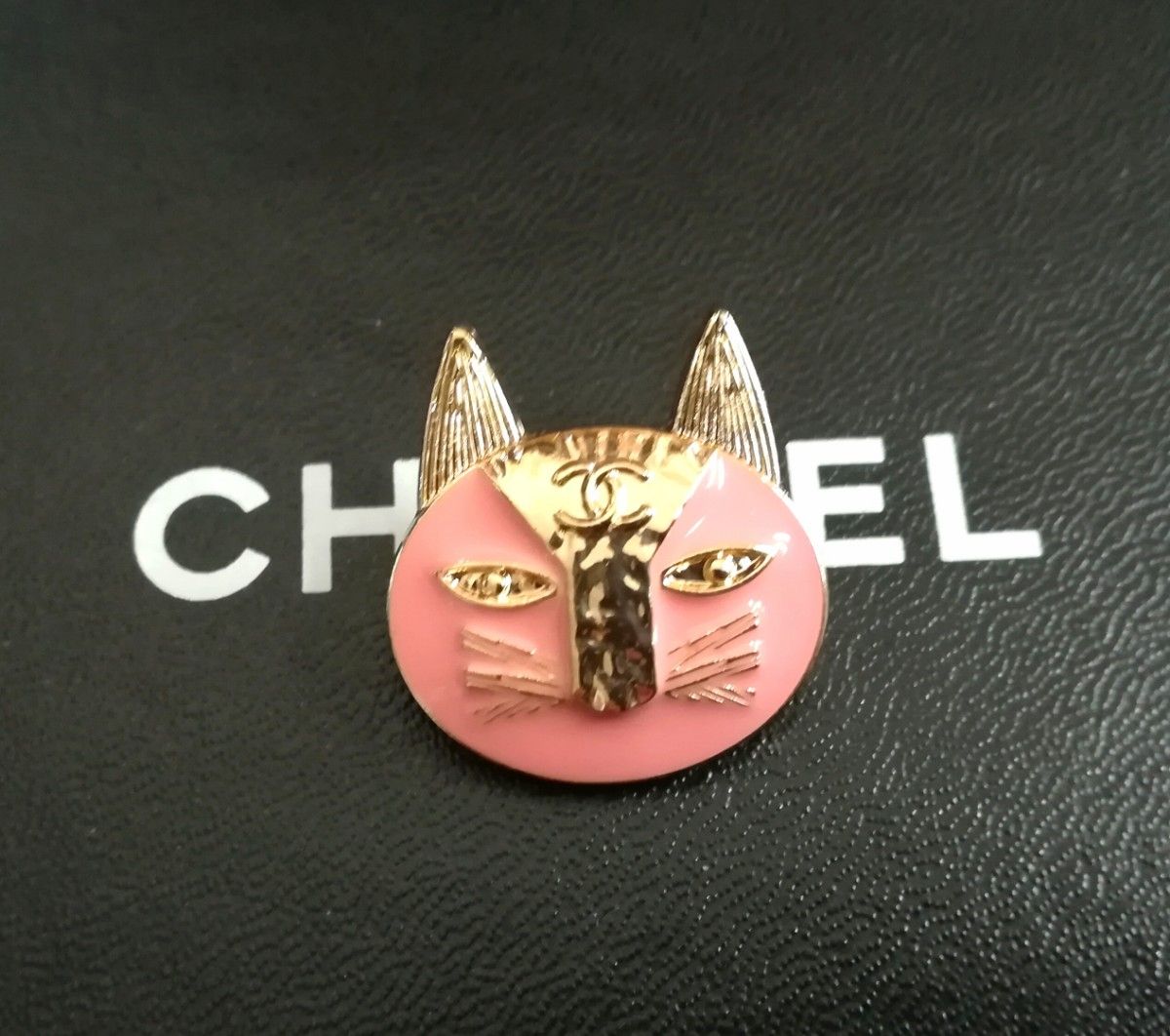 シャネル ヴィンテージ ボタンブローチ ピンク猫 保存袋付き｜Yahoo