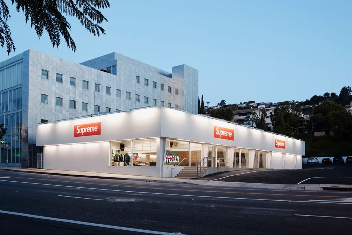 Supreme シュプリーム West Hollywood オープン記念パーカー Supreme シュプリーム West Hollywood オープン記念パーカー