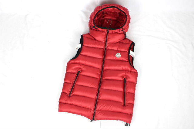 美品 943 モンクレール MONCLER ワッペン フード ダウンベスト レッド RAY [１/M相当] メンズ ダウンジャケット パーカー 赤 N32の画像2