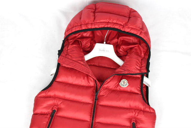 美品 943 モンクレール MONCLER ワッペン フード ダウンベスト レッド RAY [１/M相当] メンズ ダウンジャケット パーカー 赤 N32の画像4