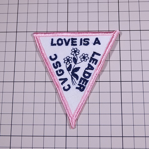 PI79 CVGSC LOVE IS A LEADER 花 刺繍 三角形 ワッペン パッチ ロゴ エンブレム アメリカ 米国 USA 輸入雑貨_画像3