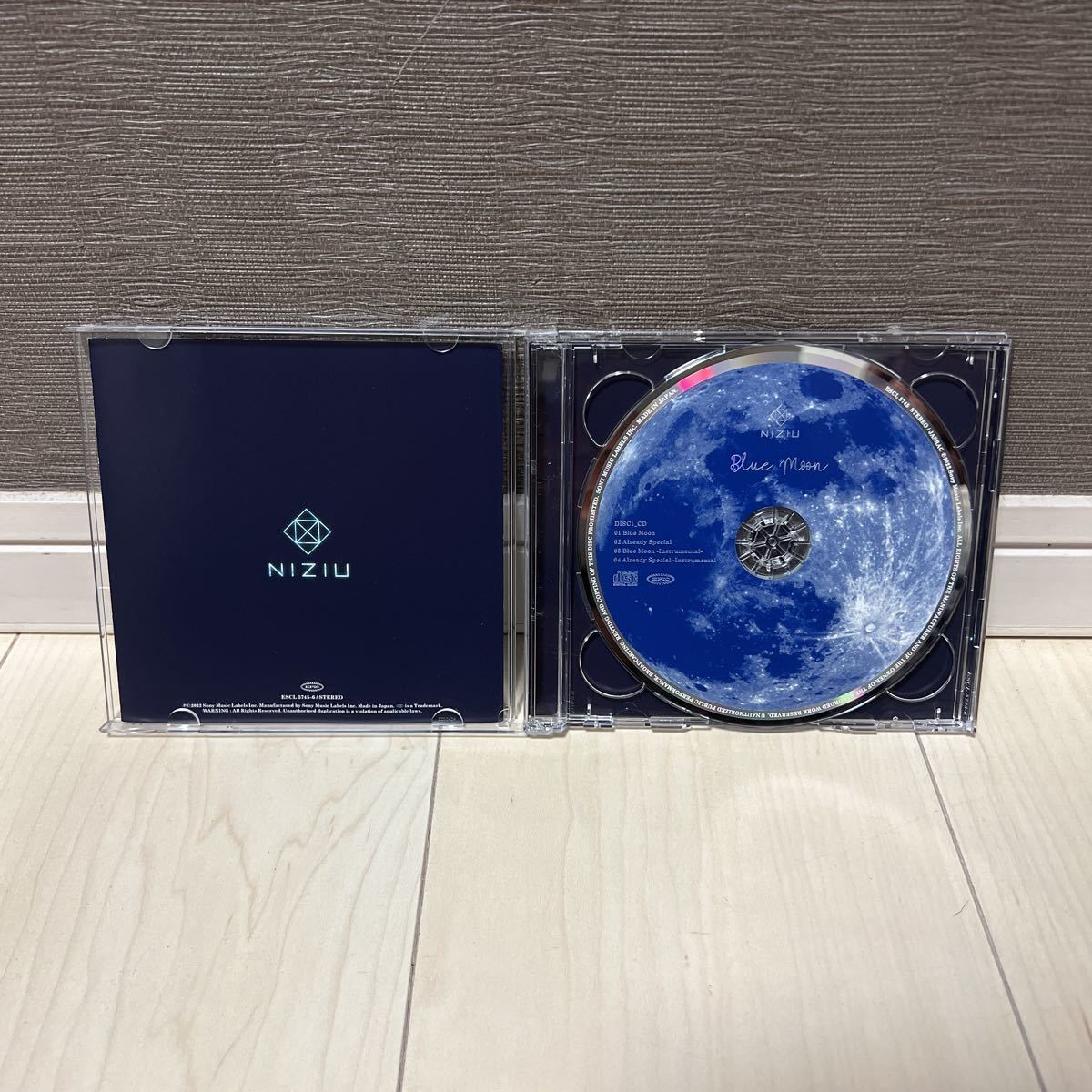 初回生産限定盤A DVD付 NiziU CD+DVD/Blue Moon トレカ無し　シリアルナンバー無し3_画像3