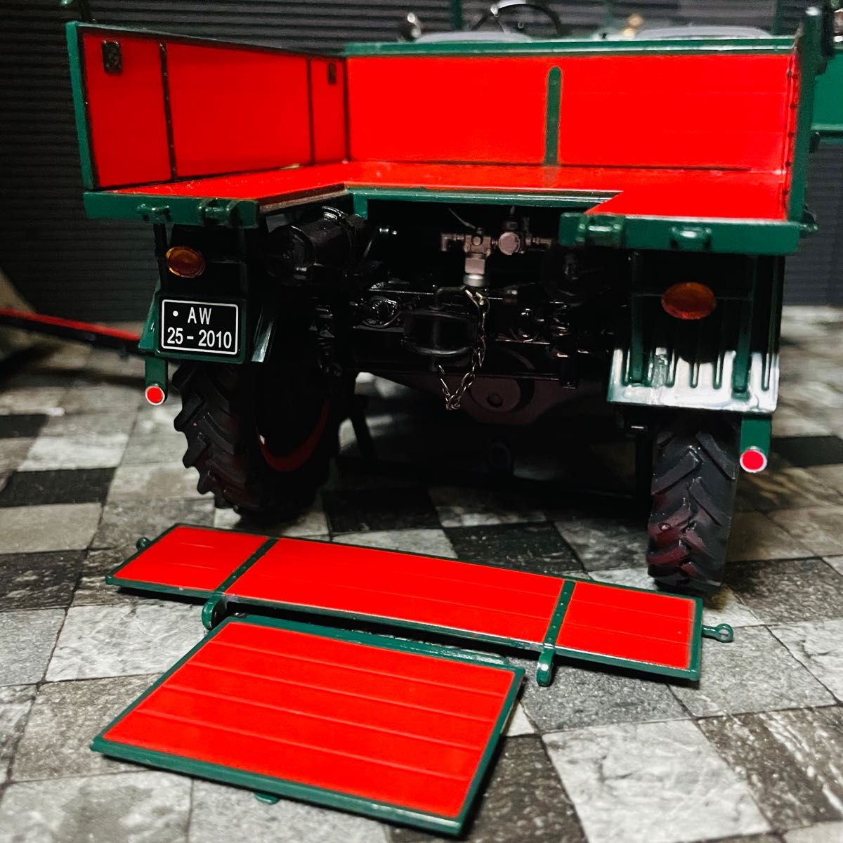 限定1000台 1/18 Schuco メルセデス・ベンツ ウニモグ 2010