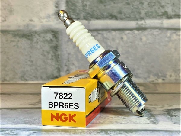 ＮＧＫ　ＢＰＲ６ＥＳ　４本セット　モトグッチ　１１００スポルト・キャブレター　９７ー　適合　新品！_画像2