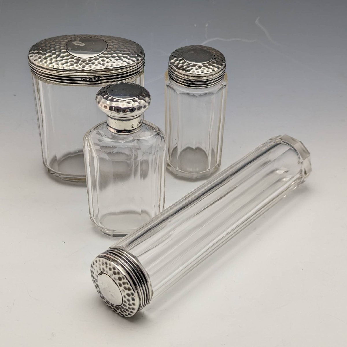 1910年頃 英国アンティーク 純銀蓋 ガラスボトル4個セット Percy Whitehouse