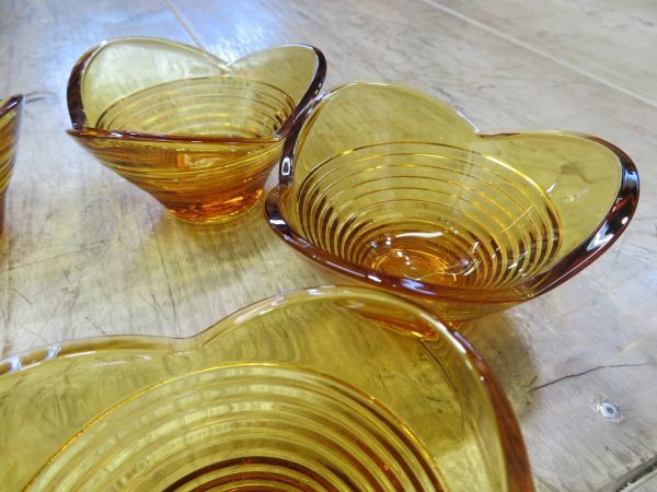 最新のデザイン 茶農家納屋から出て来た プレスガラス ガラス製 小皿 3枚 日本製 検索用⇒ 昭和レトロ デザート 皿 おしゃれ C0213 