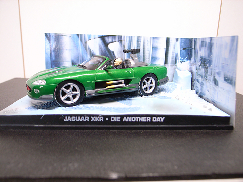 universal 1/43 ボンドカーコレクション ＃06 ジャガー ＸＫＲ『ダイ・アナザー・デイ』劇中車 希少美品_サイドビュー（背景付）