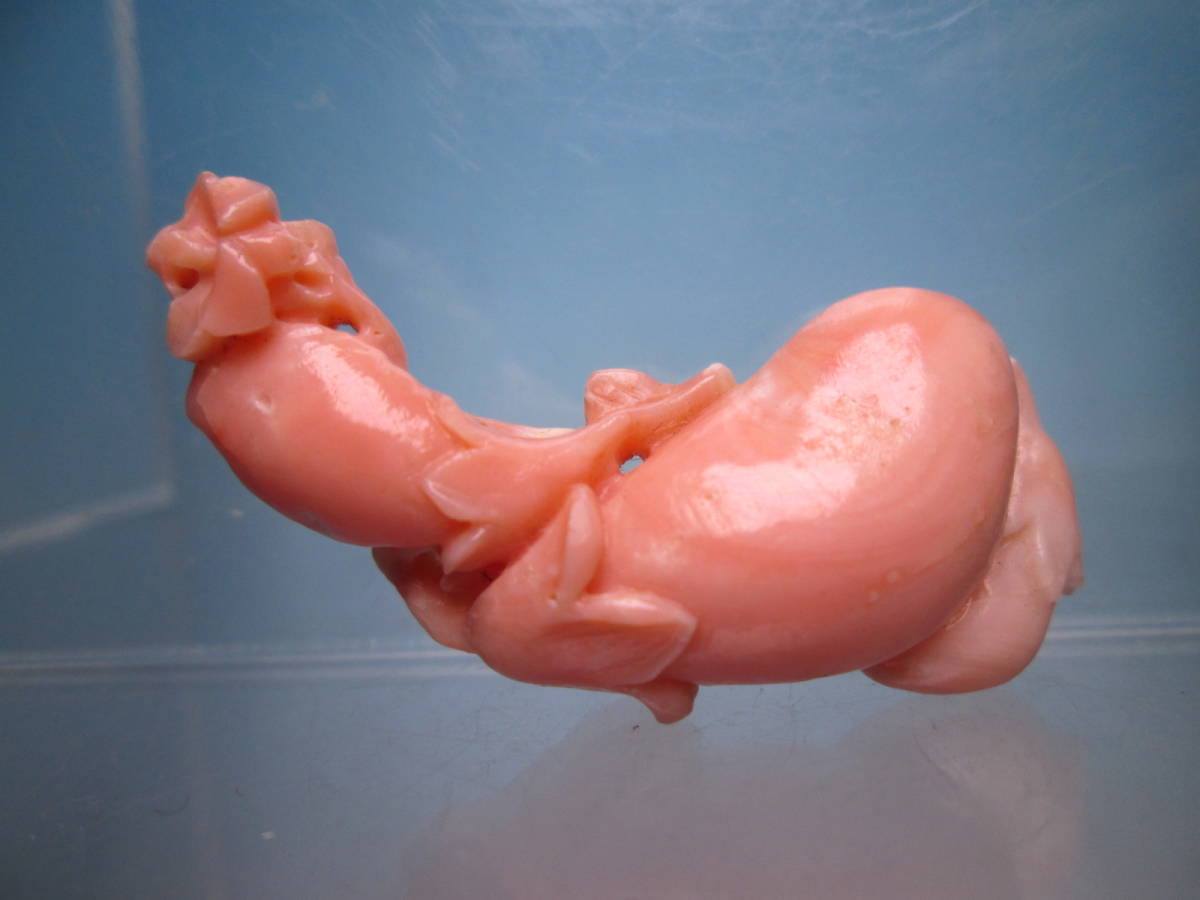 ☆アンティーク・本珊瑚 小花と茄子の彫り物 9,57g