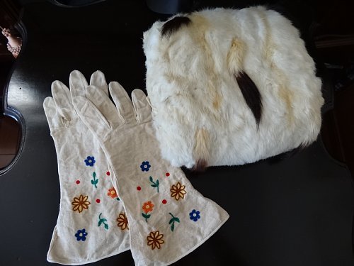 Grace アンティーク フランス 1890-1900年頃 毛皮 ( リアルファー ) の マフ (ハンドウォーマー) 手袋のおまけ付き 大きめドールにも