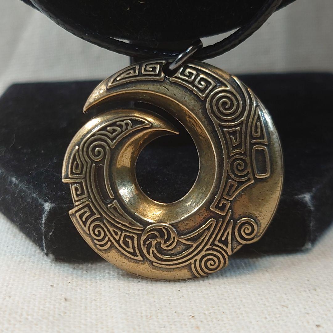 道教のお守り 「時刻到来」万物の流転を示すずっしりとしら真鍮製のネックレス｜PayPayフリマ