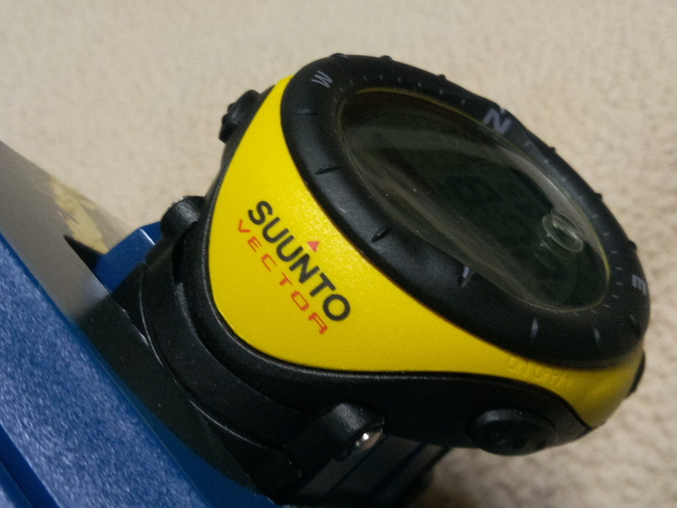 新品未使用 2001年初代初期 SUUNTO VECTOR スントベクター イエロー 腕時計 キャンプ登山コンパス高度計 アウトドア