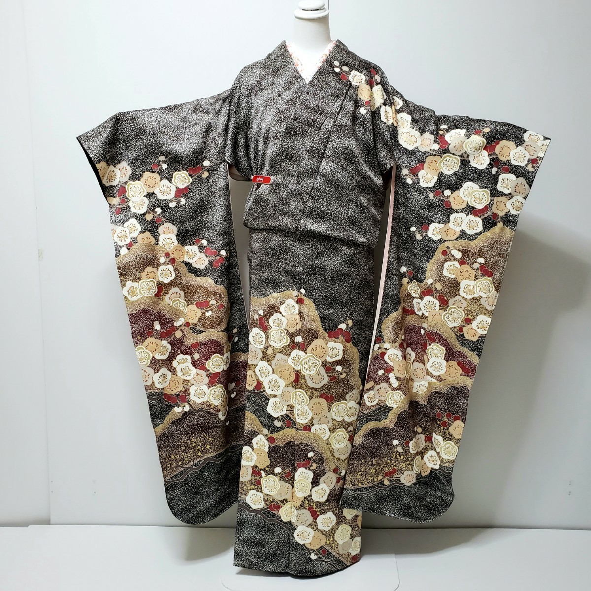 ●勝又●S２６振袖着物　正絹　金駒刺繍　金彩加工　チョコレート色笠松　梅　薄いピンクぼかし　花丸文　揚羽蝶と長襦袢二点セット_画像5