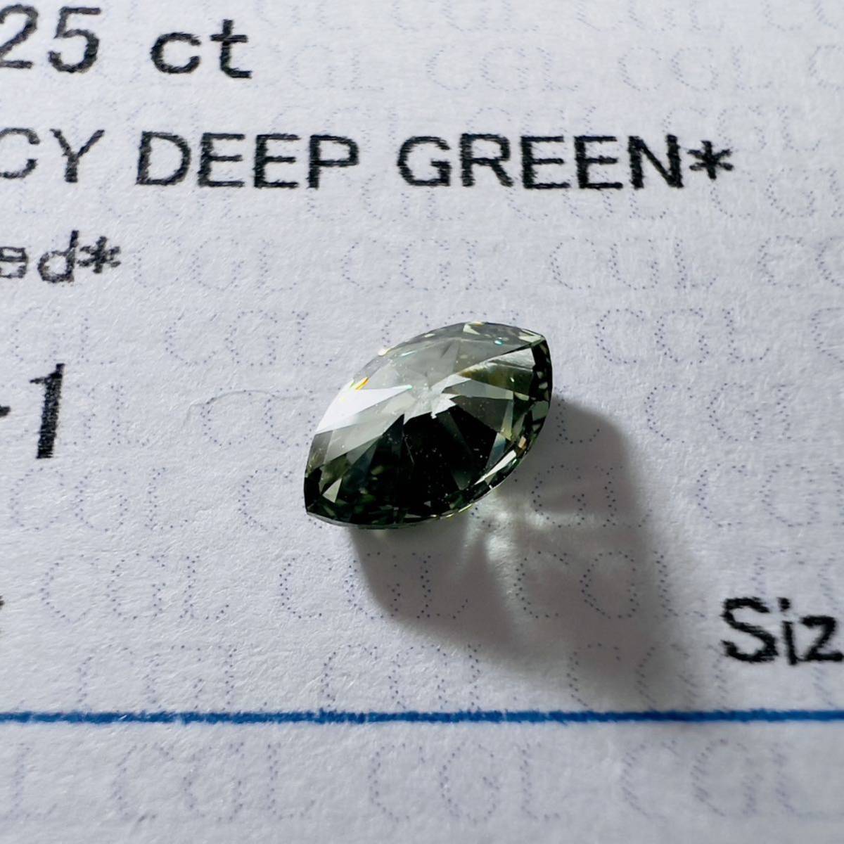 0.425ct トリートメントダイヤ マーキスカット ルース 裸石FANCY DEEP GREEN,VS-1,CGL,中央宝石研究所ソーティング付きの画像2