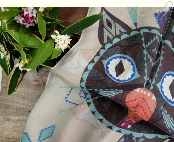 フィンランドのアーティスト クラウス・ハーパニエミ　絹100% ストール〔 猫 蝶 キノコ きのこ 〕うすいベージュ