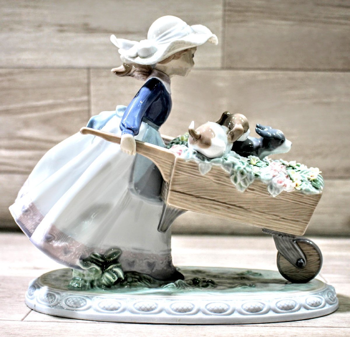 日本製得価】 リヤドロ フィギュリン LLADRO 5460 犬と少女 乗せて