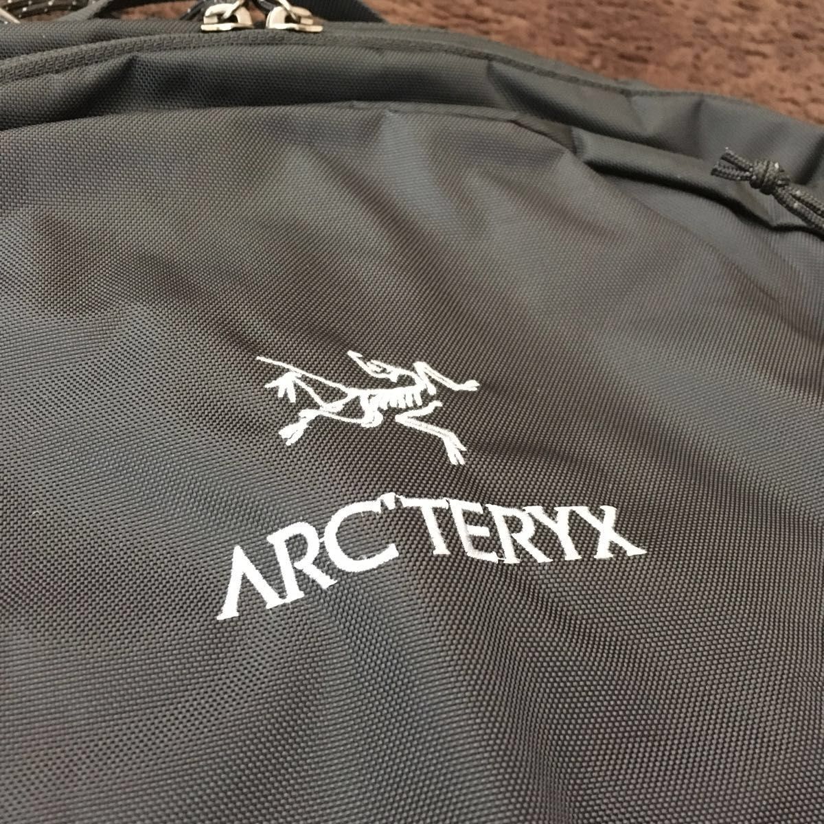 新品 ARC'TERYX マンティス26 ブラック ロゴ刺繍シルバー カラー 新品 ARC'TERYX マンティス26 ブラック ロゴ刺繍シルバー カラー