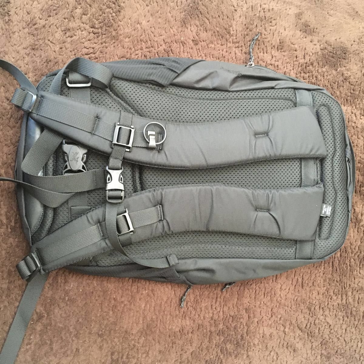 新品 ARC'TERYX マンティス26 ブラック ロゴ刺繍シルバー カラー 新品 ARC'TERYX マンティス26 ブラック ロゴ刺繍シルバー カラー