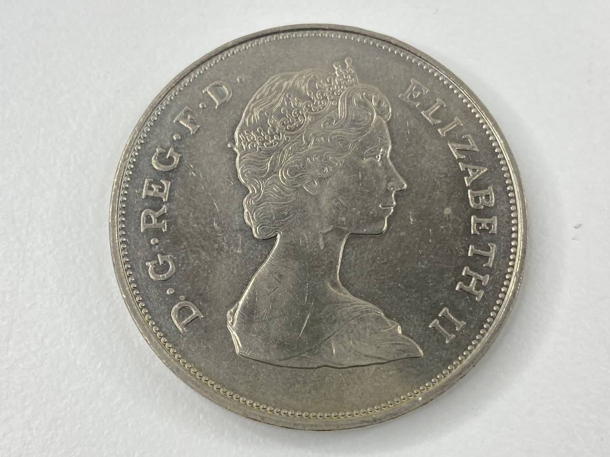 イギリス　ダイアナ結婚記念　大型コイン　エリザベス2世　1861年　直径38.4×厚さ3.2mm / 重さ28.42g　世界コイン【945S7-50】_画像5