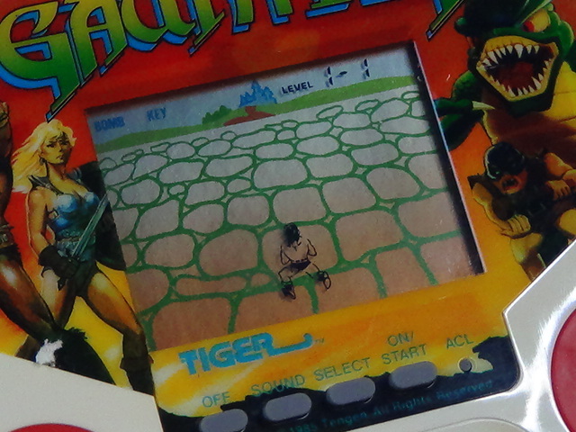 再値下 タイガー ガントレット TIGER GAUNTLET LSI LCDレトロ ゲーム lsi lcd おもちゃ ビンテージ 電子ゲーム_画像2