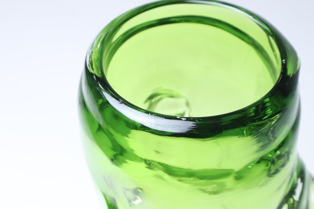 硝子細工 造形的なグリーンのフラワーベース 高さ約35.5cm / ガラス 緑 花瓶_画像2
