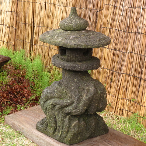  камень лампа . высота 72cm масса 55.5kg природа дерево type Kyushu производство натуральный камень 