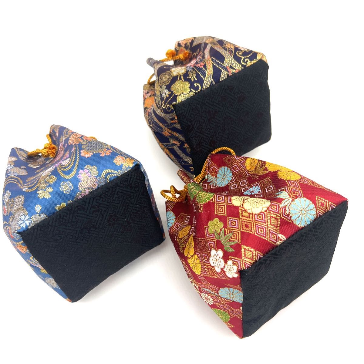 京都・西陣織の生地で仕立てた和柄のお洒落な巾着袋　ご購入の際に柄のご指定ください
