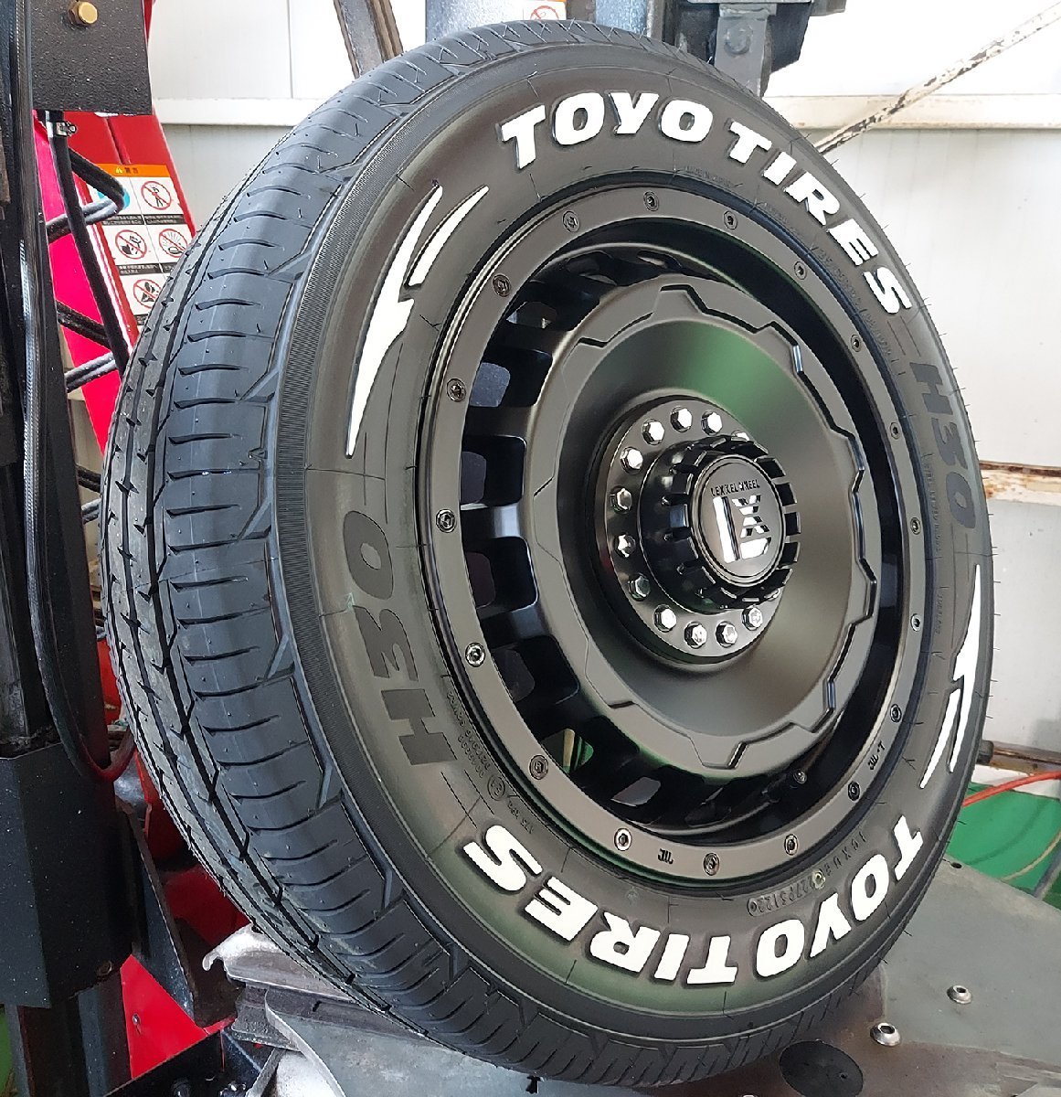 ライズ ロッキー タイヤホイールセット 16インチ LEXXEL SwaGGer トーヨー H30 215/65R16 ホワイトレター_画像6