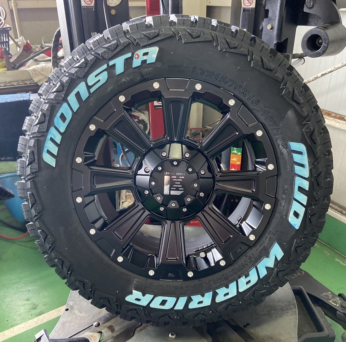 デリカD5 クロスロード エクストレイル CHR 16インチ デスロック DeathRock MONSTA モンスタ マッド 215/70R16 ホワイトレター_画像1