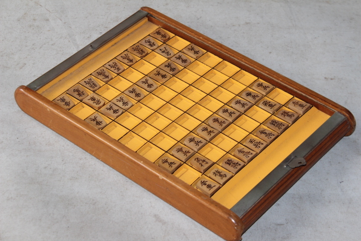 豪華で新しい 将棋・昭和レトロの珍品・携帯将棋盤と彫駒付 将棋 豪華で新しい 将棋・昭和レトロの珍品・携帯将棋盤と彫駒付 将棋