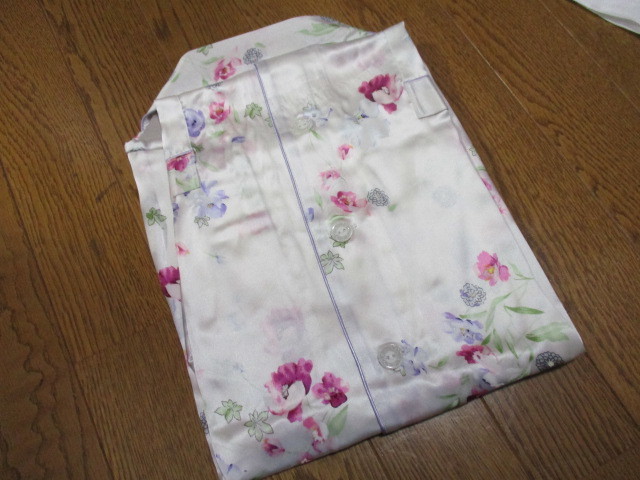 サテンシルク１００％　２色３サイズより選べるつぼみパジャマ　花柄　女性用　送料185円_画像4