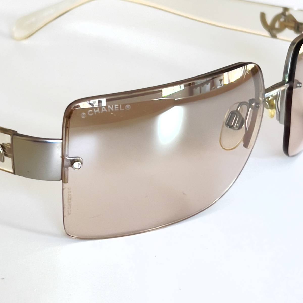 ◆CHANEL シャネル 縁無しサングラス クリアテンプル ココマーク金具 薄レンズ EYEWEAR 4107-B 158/8Z レディース