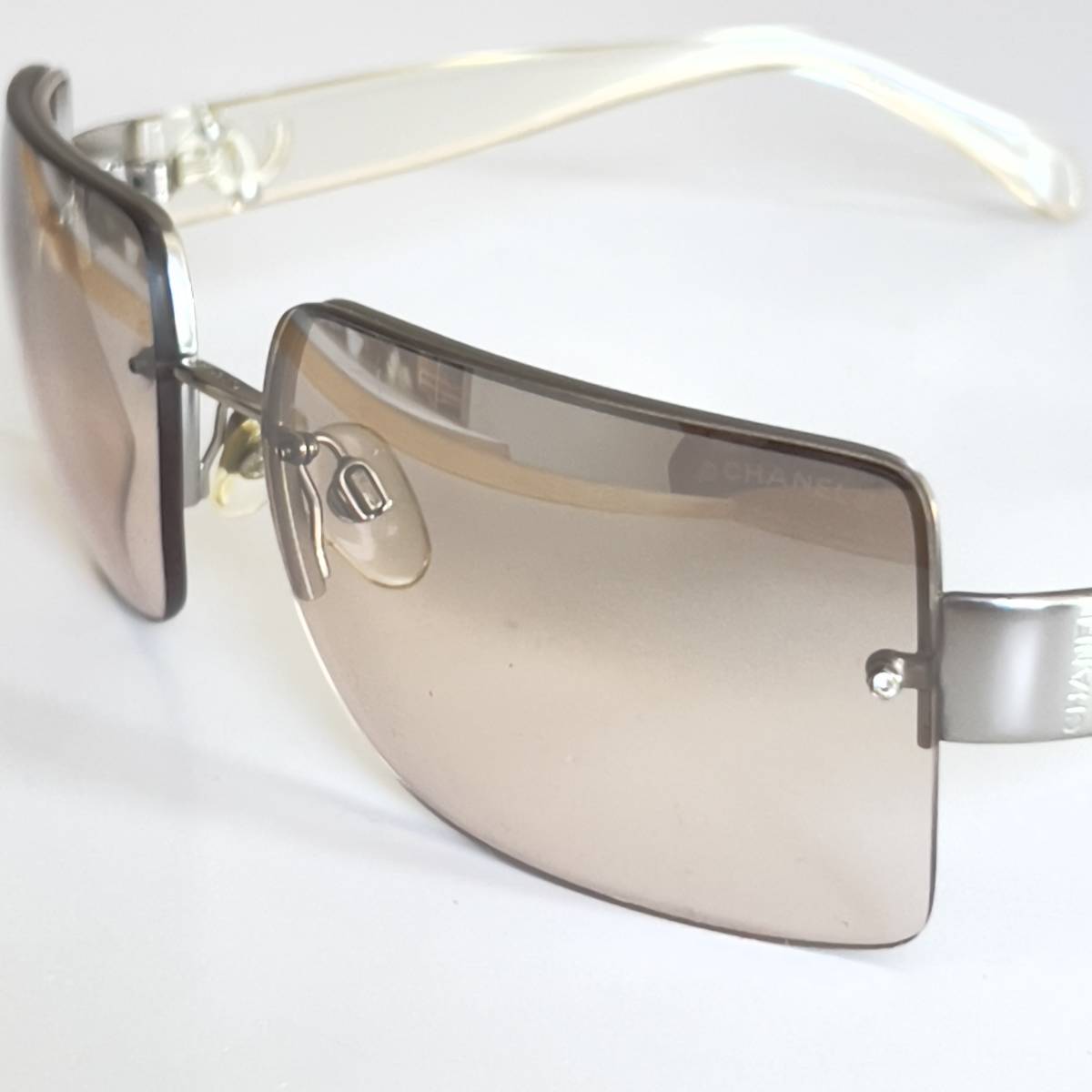 ◆CHANEL シャネル 縁無しサングラス クリアテンプル ココマーク金具 薄レンズ EYEWEAR 4107-B 158/8Z レディース