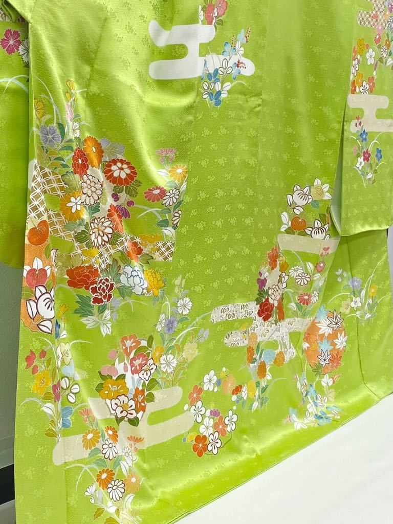  thousand . quality product .. sleeve preference .. go in height island shop treatment pine hill . use long-sleeved kimono gold piece embroidery gold paint processing . design flower writing sama silk . thread attaching . yellow color K151